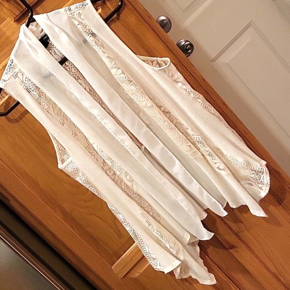 *Sold*CLOSING 5/18* Beautiful AB Studio cardigan.